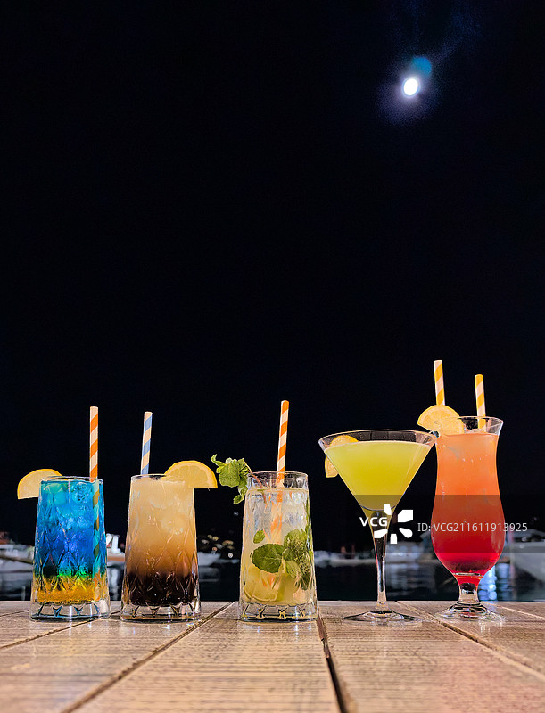 月下鸡尾酒聚会饮品图片素材