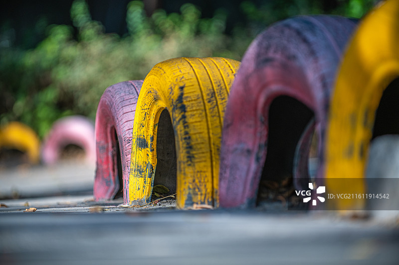汽车旧轮胎 资源再利用 制作安全围栏图片素材
