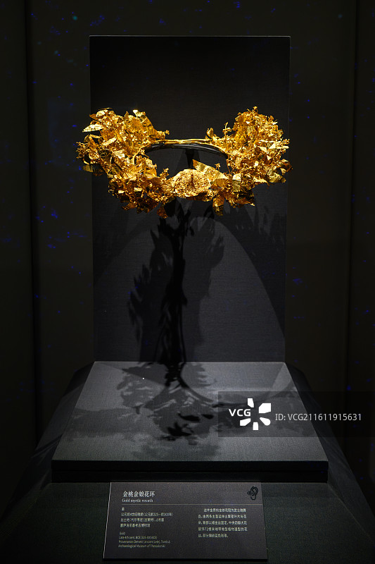 三星堆古希腊文物展上的金桃金娘花环图片素材