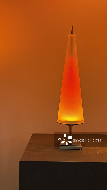 琶洲会展中心现代艺术一盏红色台灯图片素材