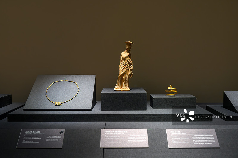 三星堆古希腊文物展上的金项链金手镯和小雕塑图片素材