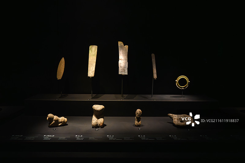 三星堆博物馆中展出的玉器和石器图片素材