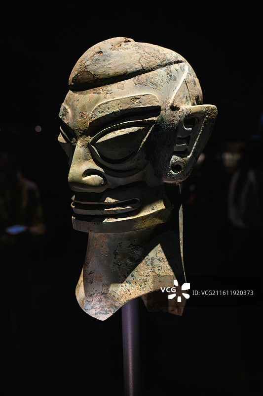三星堆博物馆中展出的青铜人头像图片素材