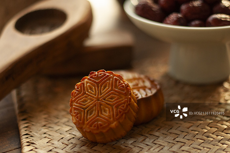 山西特产：月饼与干馍条美食组合图片素材