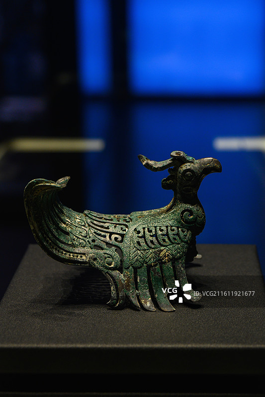三星堆修复馆中展出的青铜凤鸟图片素材
