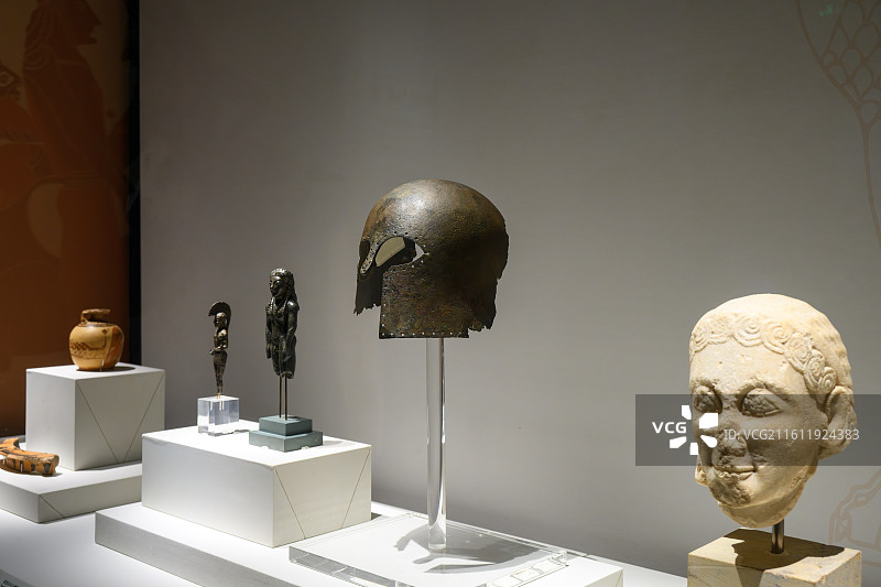 三星堆古希腊文物展上的青铜器和陶瓷制品图片素材