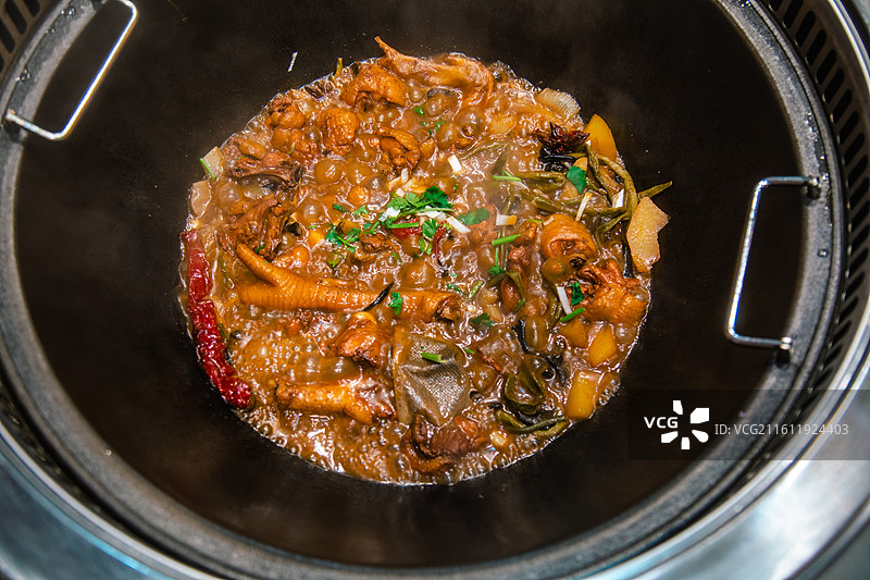 吉林长春餐厅里的东北铁锅炖美食图片素材