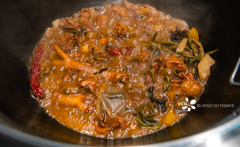 吉林长春餐厅里的东北铁锅炖美食图片素材