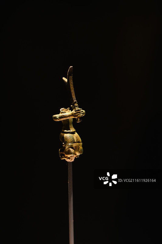 三星堆博物馆中展出的青铜持璋小人像图片素材