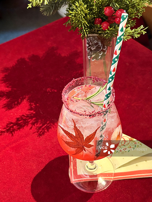 圣诞氛围饮料-玫瑰荔枝气泡水图片素材