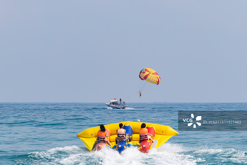 海上娱乐项目，彩虹拖伞图片素材