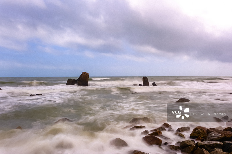 中国海南省万宁市日月湾景区，日月湾海门石 ，海门石滔天巨浪，大浪，日月湾海门景区图片素材