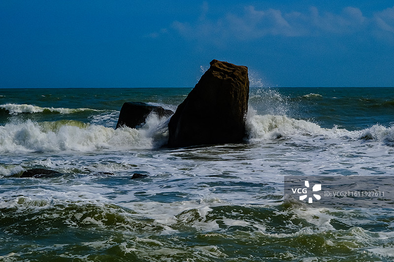 中国海南省万宁市日月湾景区，日月湾海门石  ，海门石滔天巨浪，大浪，日月湾海门景区图片素材
