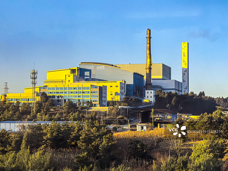 中国云南省曲靖市沪昆高铁曲靖市境内段沿途田园，村庄风光，云南的红土地风光，高山，风力发电，城镇，工厂图片素材