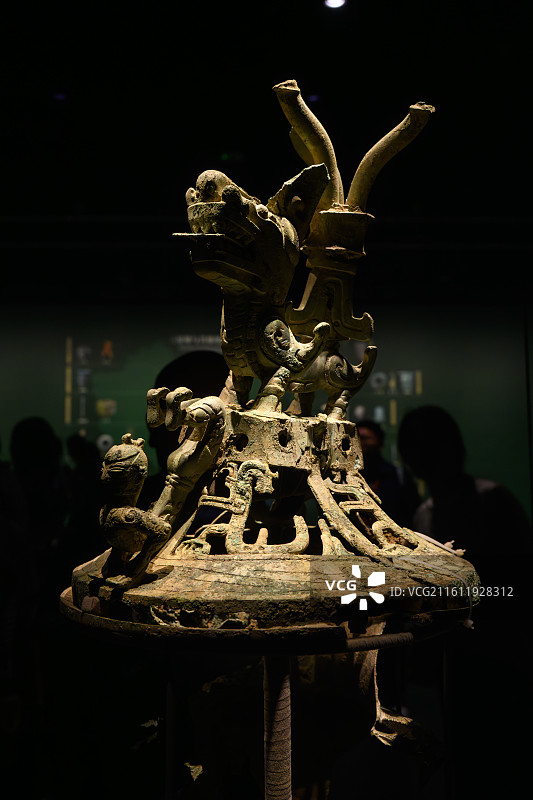 三星堆博物馆中展出的青铜神兽器盖图片素材
