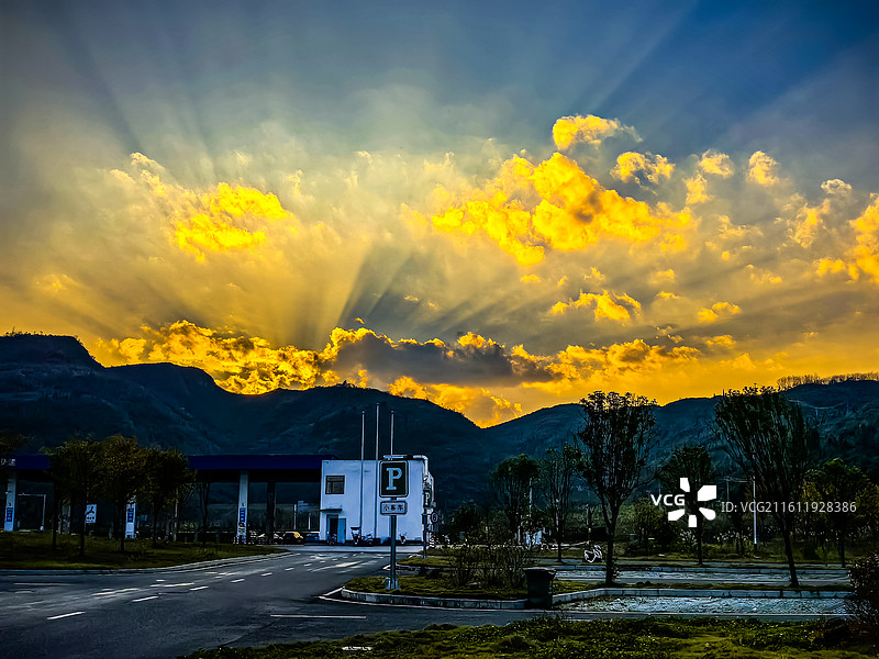 中国贵州高原大山上日落时分的晚霞和丁达尔光图片素材