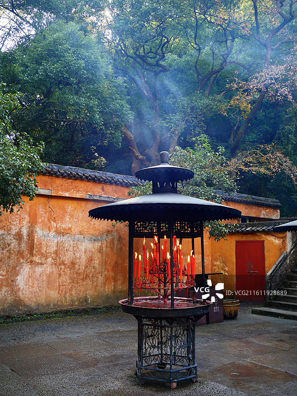 浙江台州天台山国清寺伽蓝殿佛光烛台图片素材