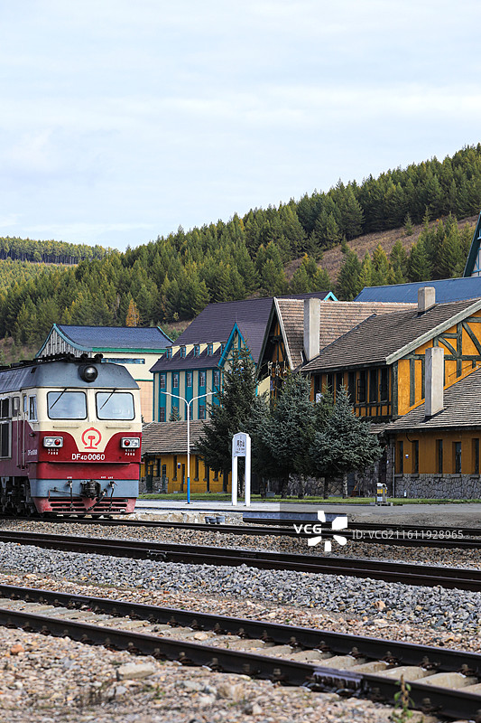 秋天内蒙古阿尔山交通运输火车站及绿皮火车图片素材