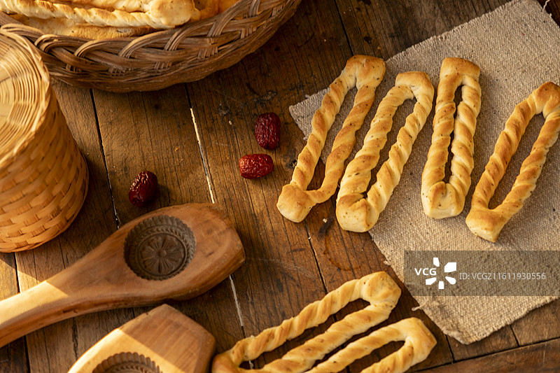 山西特产：月饼与干馍条美食组合图片素材