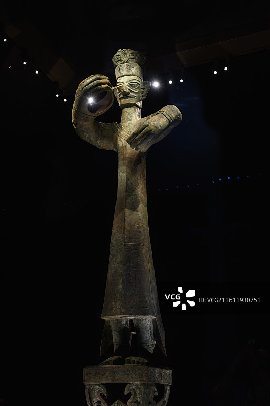 三星堆博物馆中展出的商青铜立人像图片素材