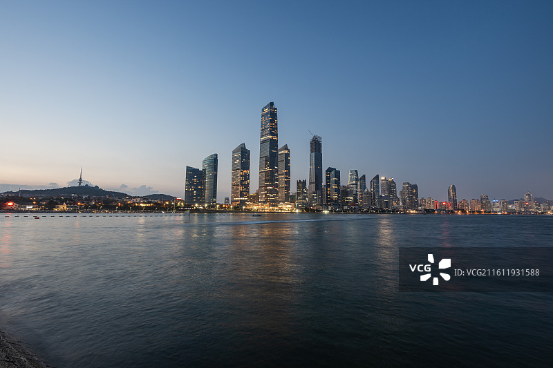海岸城市天际线黄昏倒影-金融商务区轮廓-滨海经济发展意象-现代城市资本视觉图片素材