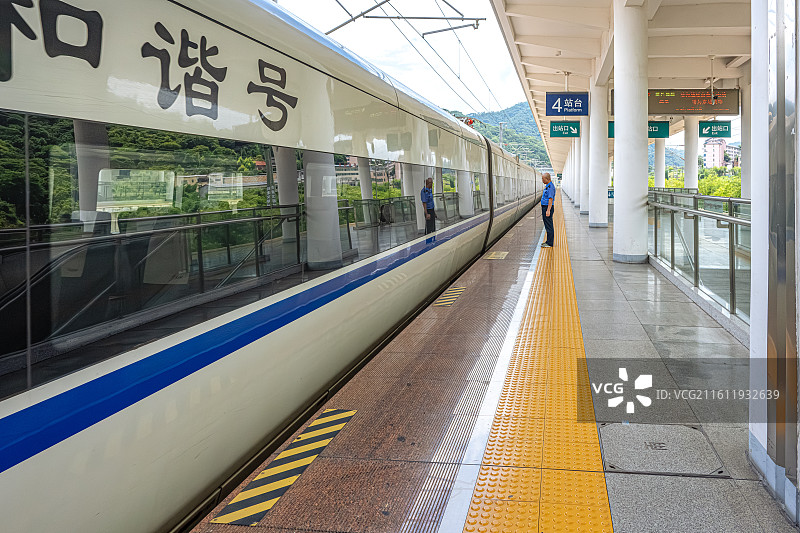 和谐号高铁列车驶入三明站 南龙铁路 福建省三明市三明火车站 中国铁路南昌局图片素材