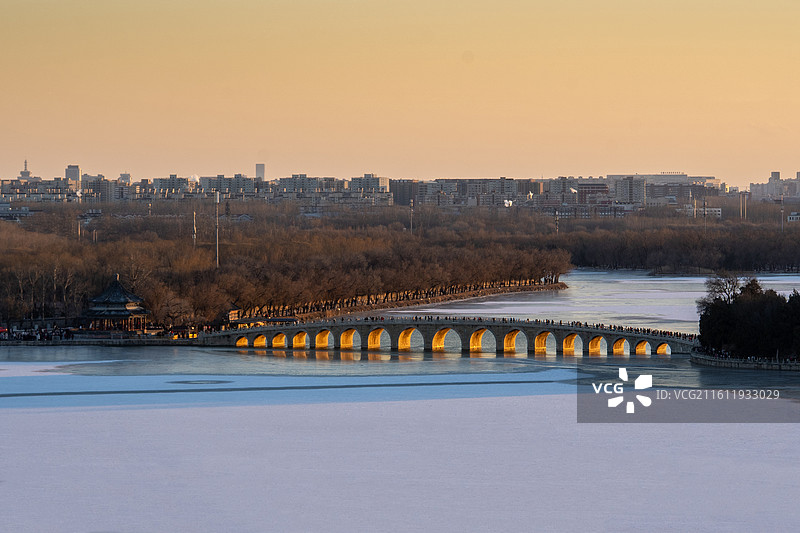 冬至日颐和园十七孔桥 “金光穿洞” 景观图片素材