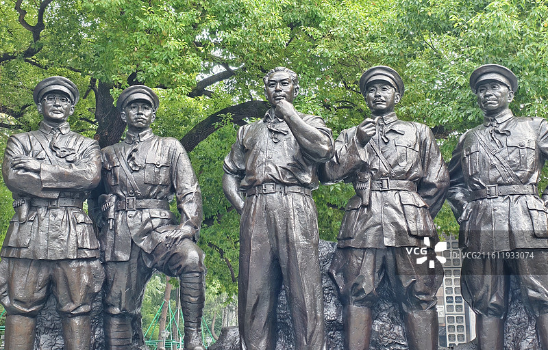 翠荫铸魂：八一南昌起义先烈群像一八一馆前，苍绿裹铜身，群像凝眸处，初心映峥嵘。图片素材