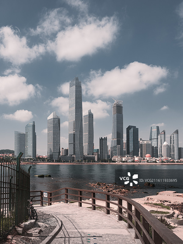 青岛浮山湾滨海步道-城市天际线远景-弯道引导构图-海岸公共空间-竖拍图片素材