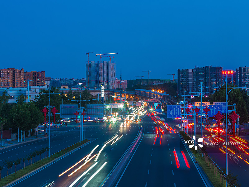 长沙芙蓉南路交通繁忙夜景图片素材