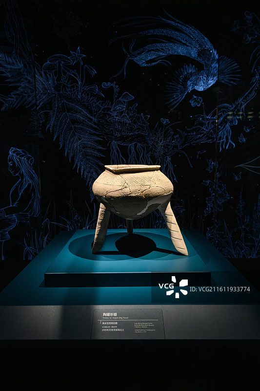 三星堆博物馆中展出的陶罐形鼎图片素材