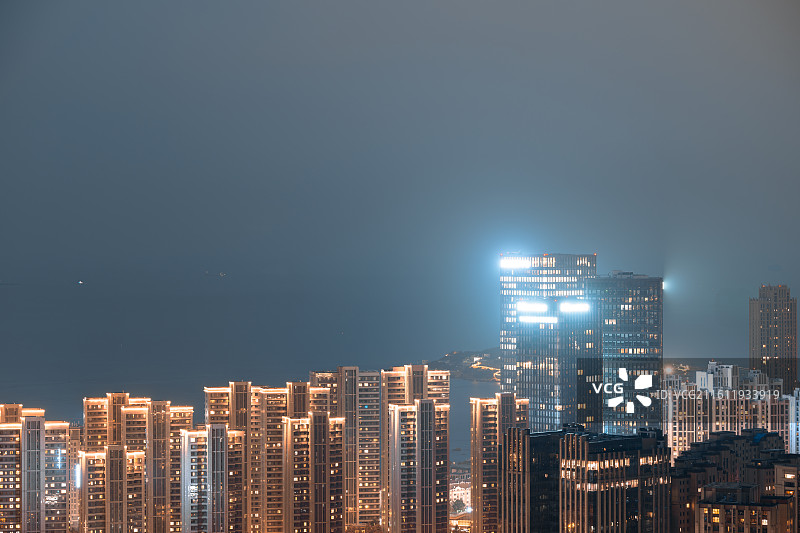 青岛浮山夜景-市南CBD天际线-雾霭灯火-留白新媒体视觉图片素材