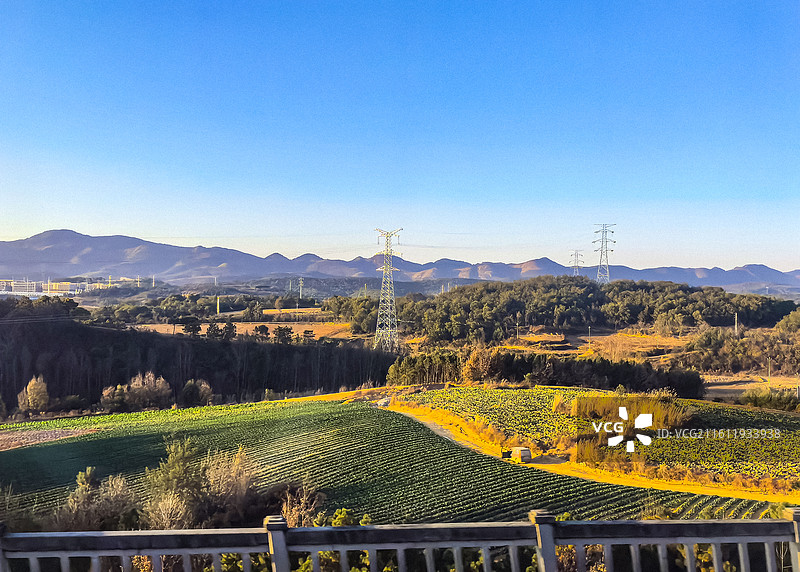 中国云南省曲靖市沪昆高铁曲靖市境内段沿途田园，村庄风光，云南的红土地风光，高山，风力发电，城镇，工厂图片素材