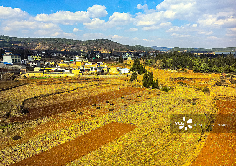 中国云南省曲靖市沪昆高铁曲靖市境内段沿途田园，村庄风光，云南的红土地风光，高山，风力发电，城镇，工厂图片素材