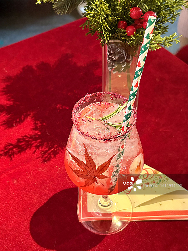 圣诞氛围饮料-玫瑰荔枝气泡水图片素材
