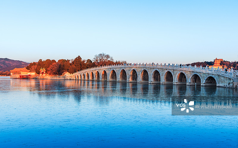 清晨阳光照射下的十七孔桥图片素材