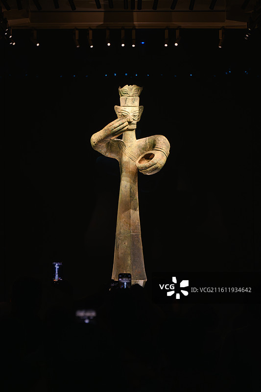 三星堆博物馆中展出的商青铜立人像图片素材