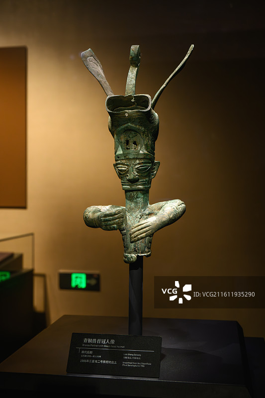 三星堆博物馆中展出的青铜兽首冠人像图片素材