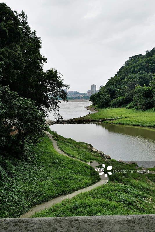 四川乐山大佛景区乌尤寺濠江大桥上远眺三江汇流风光图片素材
