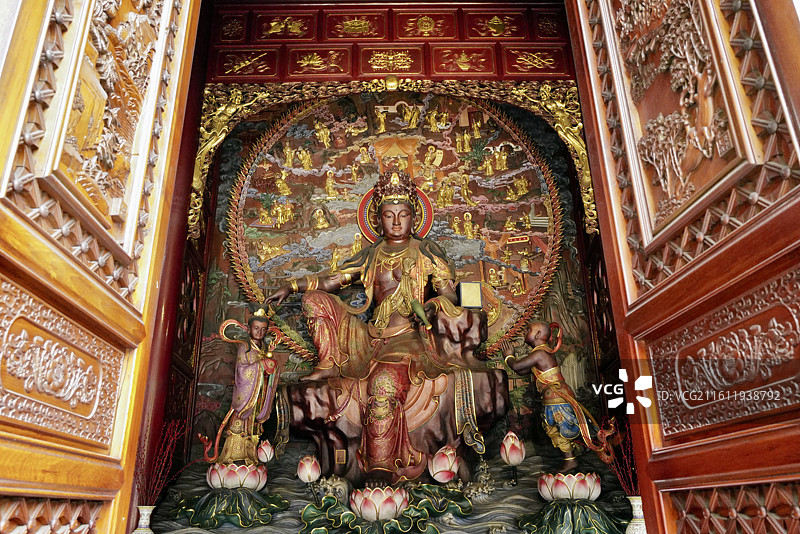 四川乐山大佛景区凌云寺观音殿水月观音造像图片素材