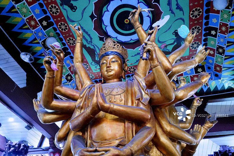 四川乐山大佛景区乌尤寺千手观音造像图片素材