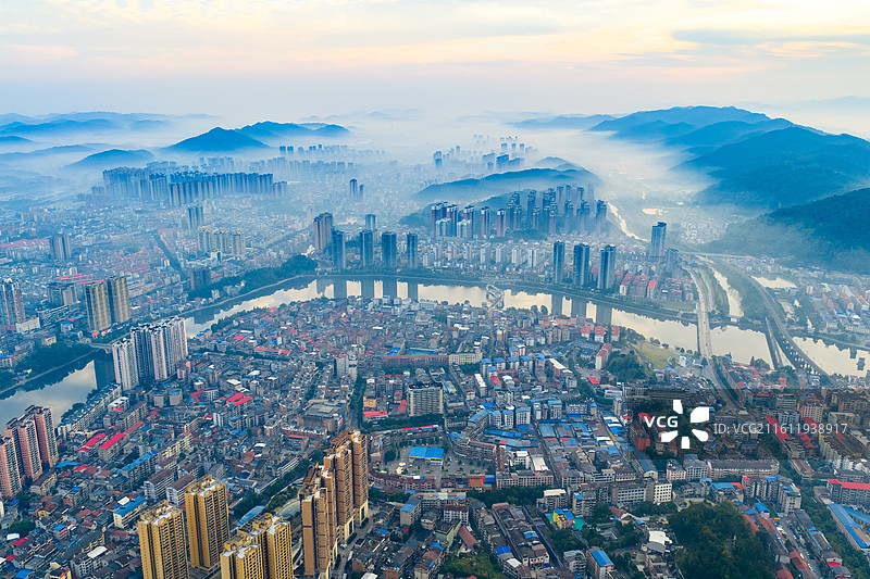 航拍湖北咸宁赤壁市城市清晨风光图片素材