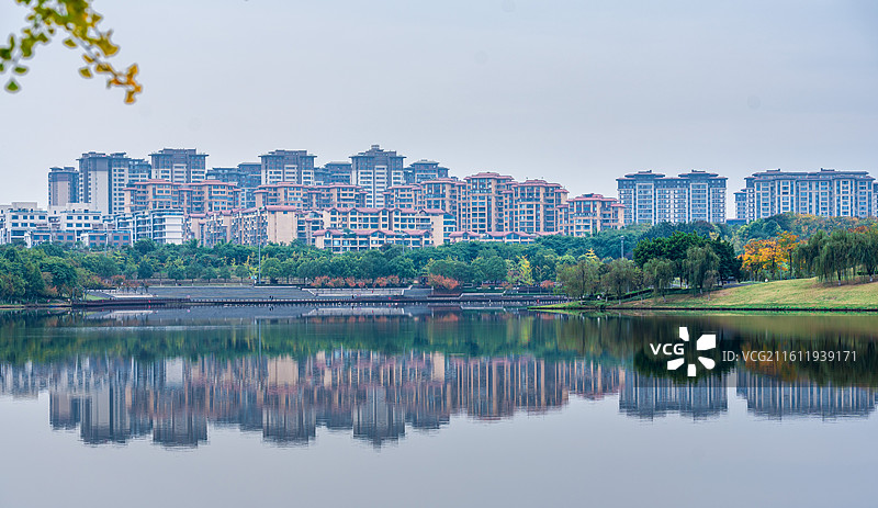 仁寿县湿地公园的秋天，在湖面躺成了倒影图片素材