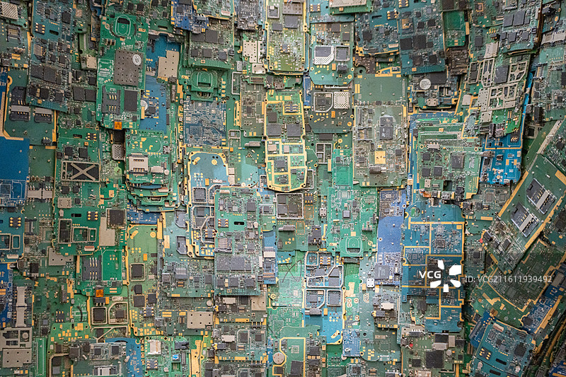 平铺的电路板和芯片，电子垃圾图片素材