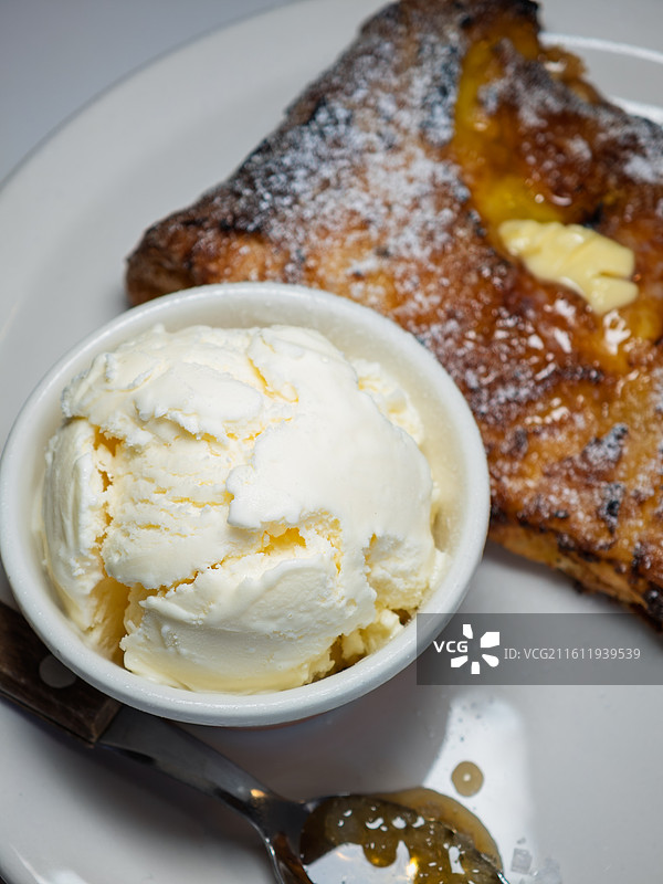 搭配冰淇淋与枫糖浆的法式吐司图片素材