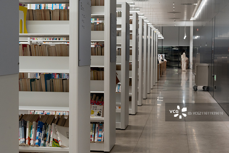 深圳龙华区红山深圳图书馆室内书架场景图片素材