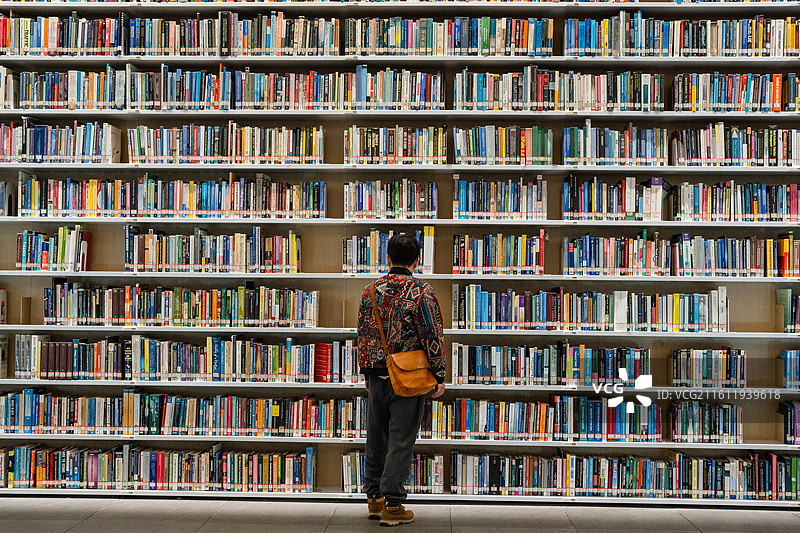在深圳红山图书馆书墙面前看书的人图片素材