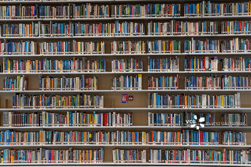 深圳龙华区红山深圳图书馆室内书架场景图片素材