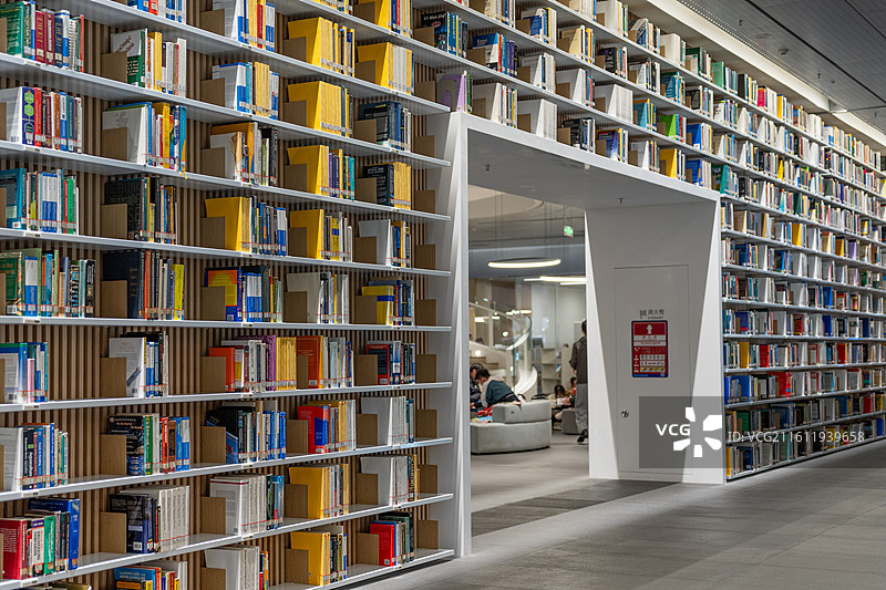 深圳龙华区红山深圳图书馆室内书架场景图片素材