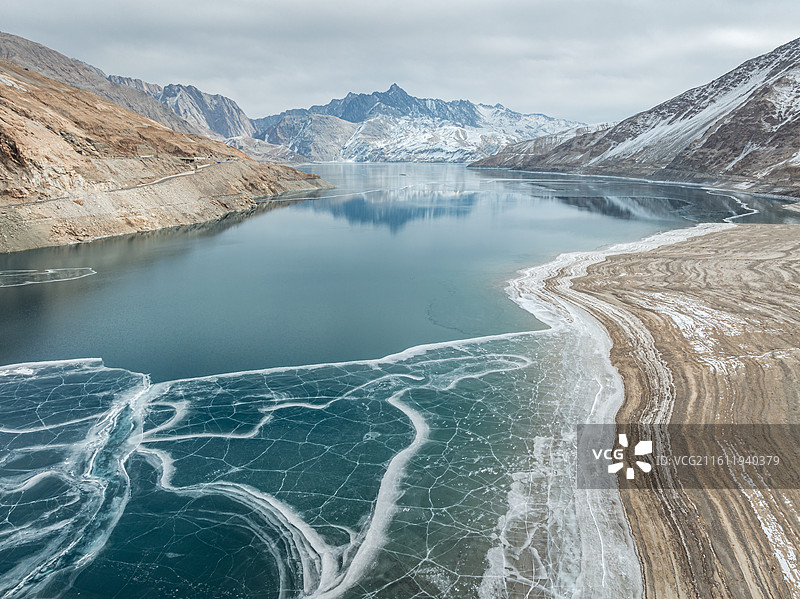 新疆，喀什，塔县，班迪尔蓝湖和雪山图片素材